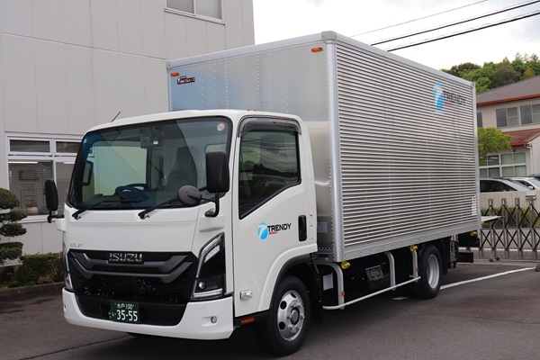 いすゞ様より新車のエルフが納車されました