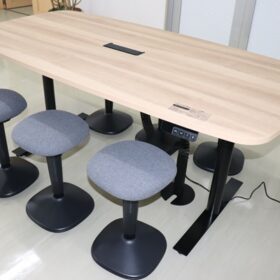 昇降式デスクを設置しました！